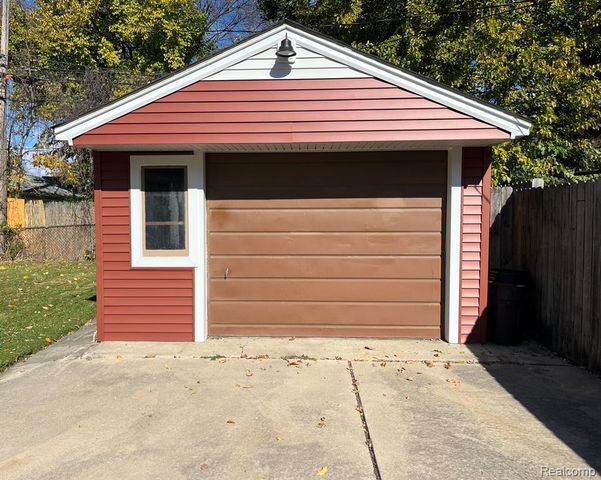111 E Coy Avenue, Hazel Park, MI 48030