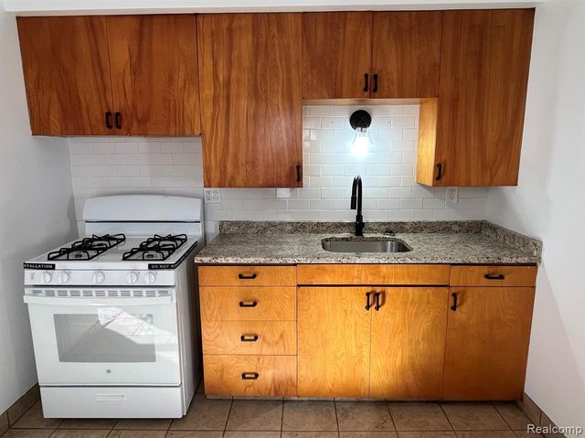111 E Coy Avenue, Hazel Park, MI 48030