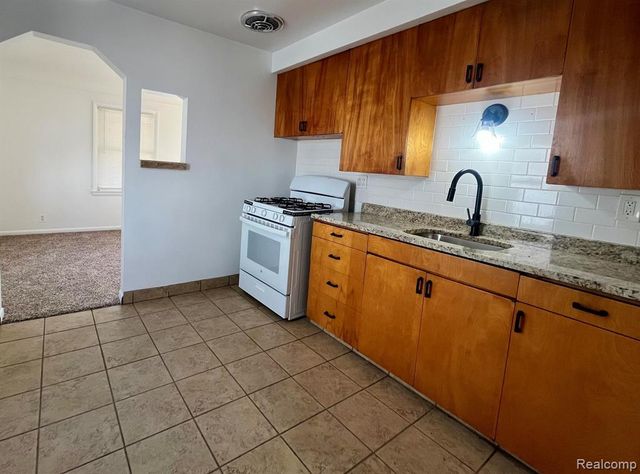 111 E Coy Avenue, Hazel Park, MI 48030
