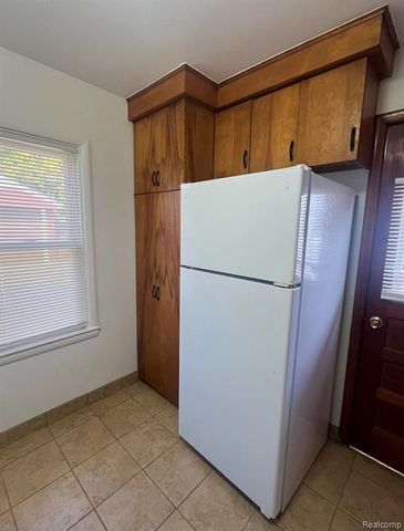 111 E Coy Avenue, Hazel Park, MI 48030