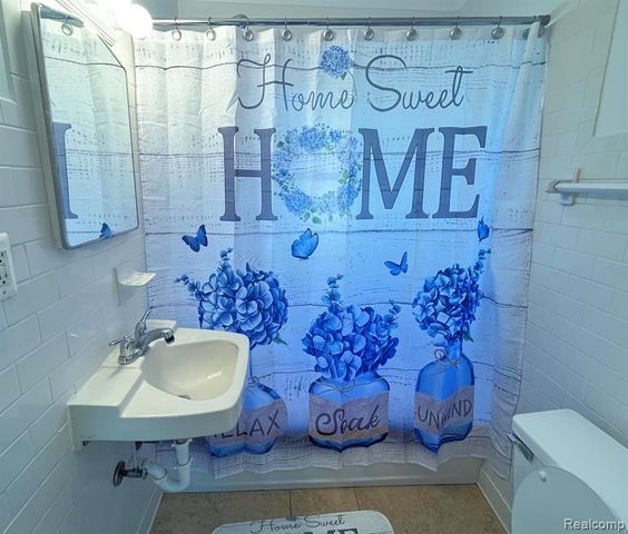 111 E Coy Avenue, Hazel Park, MI 48030