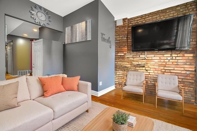 4016 S Indiana Avenue, Chicago, IL 60653