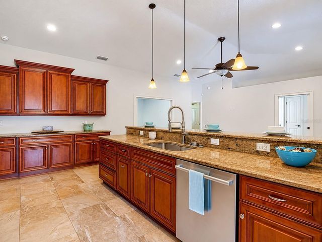 4113 HOLLOW HILL DR, Tampa, FL 33624