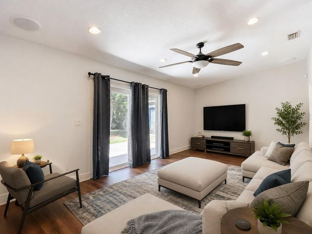 4113 HOLLOW HILL DR, Tampa, FL 33624