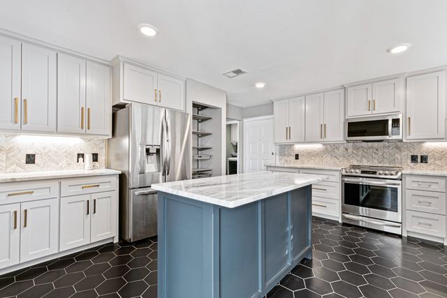 2010 Heatherbrook Drive, Grapevine, TX 76051