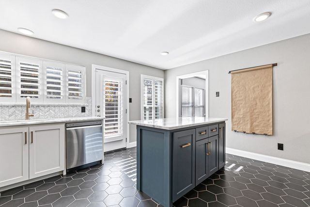 2010 Heatherbrook Drive, Grapevine, TX 76051