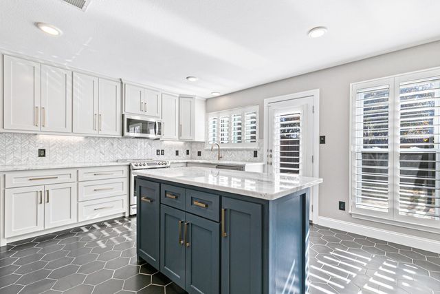 2010 Heatherbrook Drive, Grapevine, TX 76051