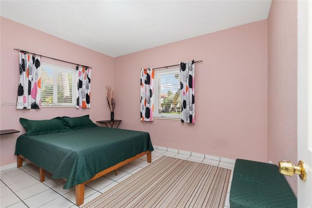 906 NE 5th St, Hallandale Beach, FL 33009