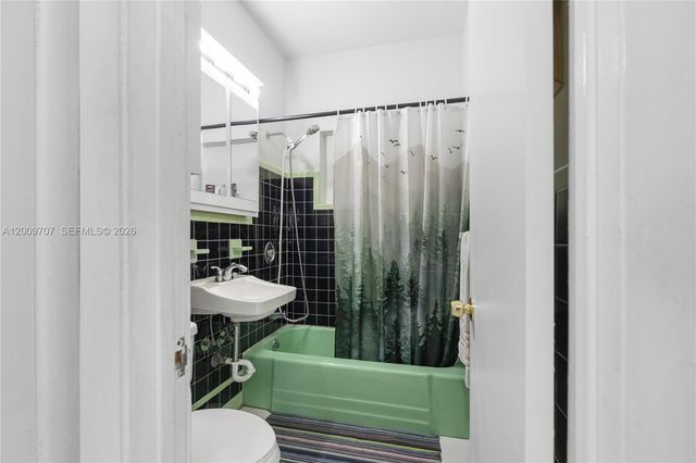 906 NE 5th St, Hallandale Beach, FL 33009