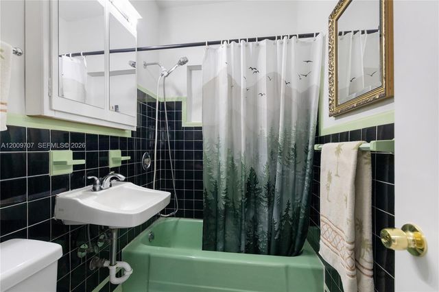 906 NE 5th St, Hallandale Beach, FL 33009