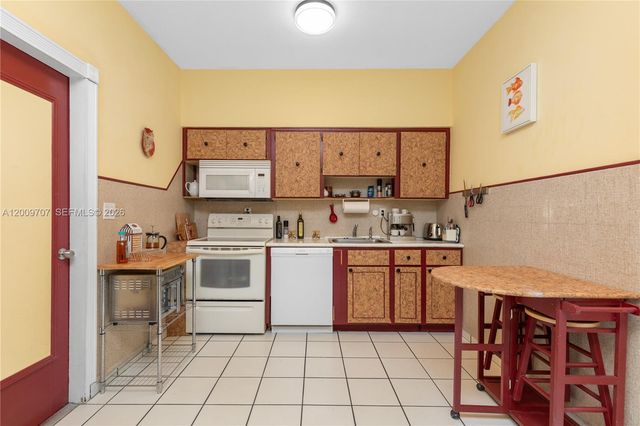 906 NE 5th St, Hallandale Beach, FL 33009