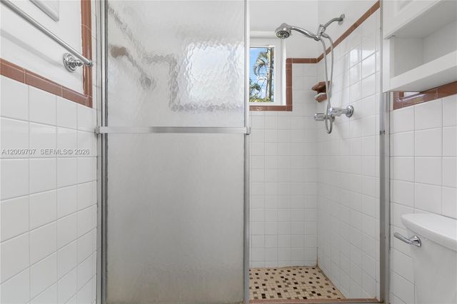 906 NE 5th St, Hallandale Beach, FL 33009