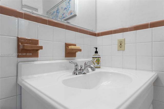 906 NE 5th St, Hallandale Beach, FL 33009