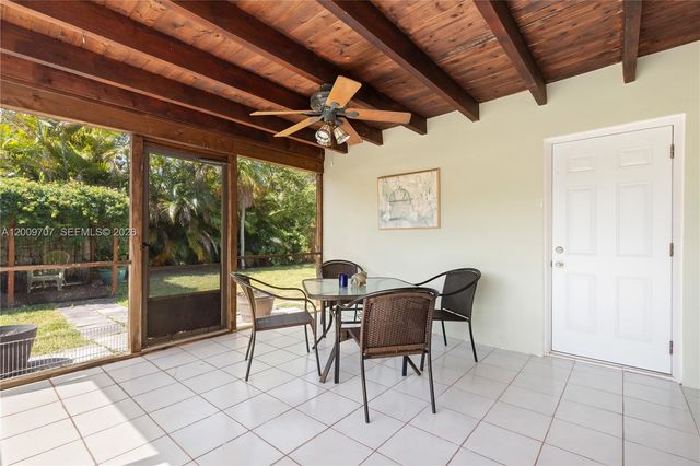 906 NE 5th St, Hallandale Beach, FL 33009