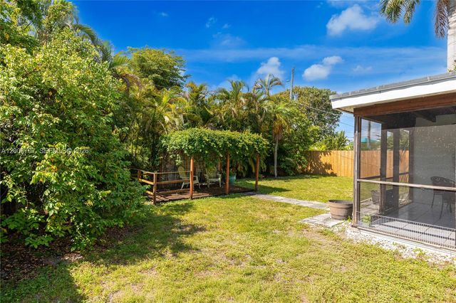 906 NE 5th St, Hallandale Beach, FL 33009