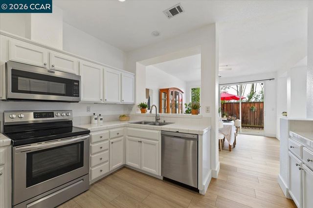 7323 Croy Ln, Dublin, CA 94568