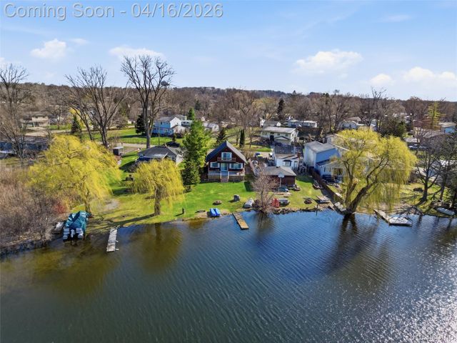 329 Lansing Drive, Waterford Charter Township, MI 48328