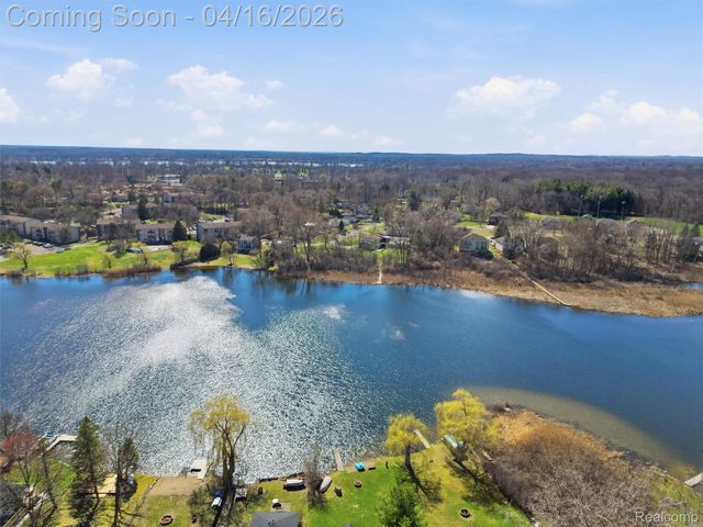 329 Lansing Drive, Waterford Charter Township, MI 48328