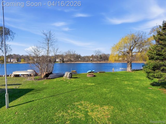 329 Lansing Drive, Waterford Charter Township, MI 48328