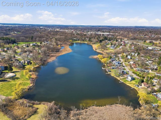 329 Lansing Drive, Waterford Charter Township, MI 48328