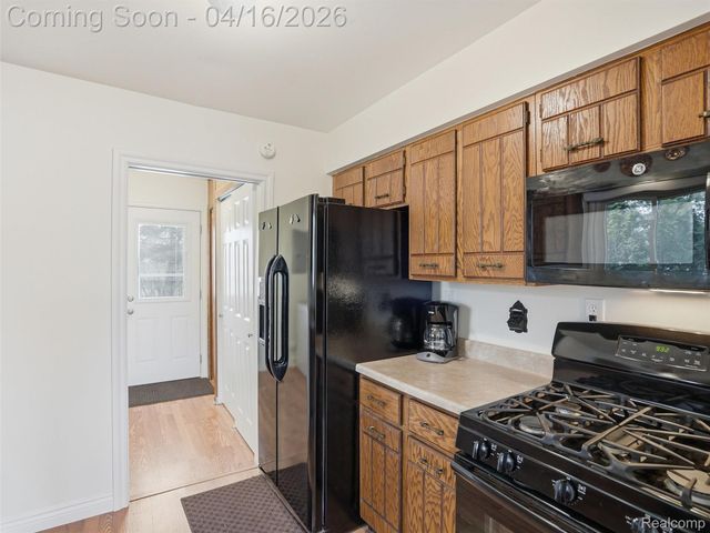 329 Lansing Drive, Waterford Charter Township, MI 48328