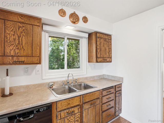 329 Lansing Drive, Waterford Charter Township, MI 48328