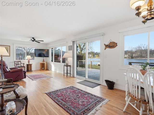 329 Lansing Drive, Waterford Charter Township, MI 48328