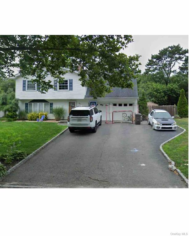 30 Balsam Drive, Medford, NY 11763