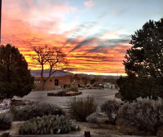 1 Santa Clara Trail, Corrales, NM 87048