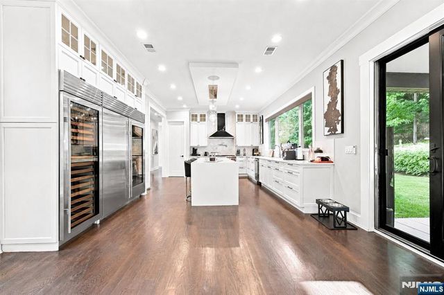 55 Kennedy Drive, Cresskill, NJ 07626