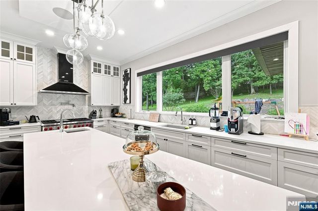 55 Kennedy Drive, Cresskill, NJ 07626