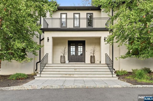 55 Kennedy Drive, Cresskill, NJ 07626