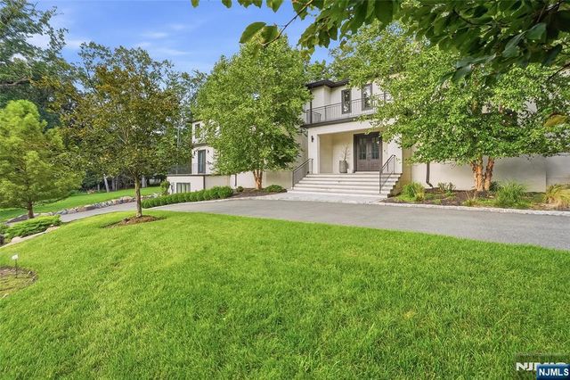 55 Kennedy Drive, Cresskill, NJ 07626