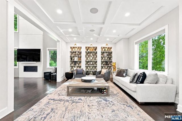 55 Kennedy Drive, Cresskill, NJ 07626