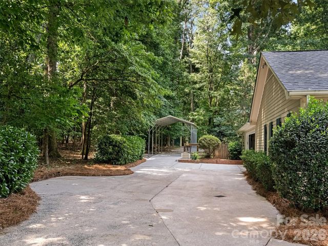 325 Stratfordshire Drive, Matthews, NC 28105