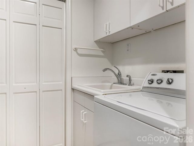 325 Stratfordshire Drive, Matthews, NC 28105