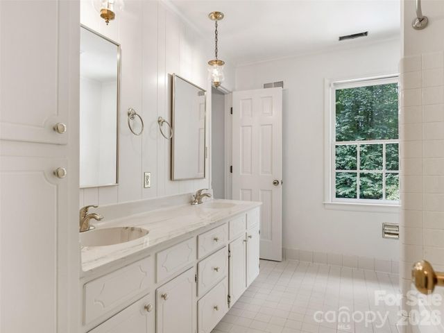 325 Stratfordshire Drive, Matthews, NC 28105