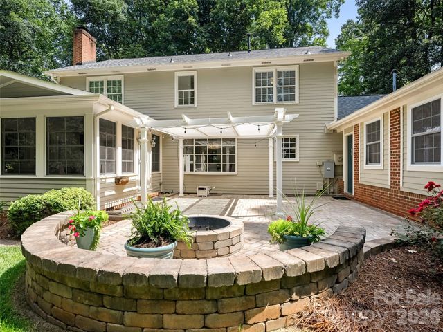 325 Stratfordshire Drive, Matthews, NC 28105