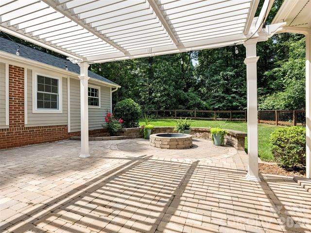 325 Stratfordshire Drive, Matthews, NC 28105