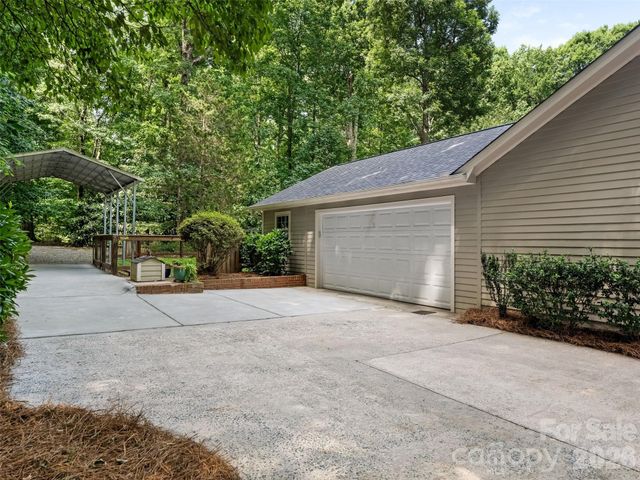325 Stratfordshire Drive, Matthews, NC 28105