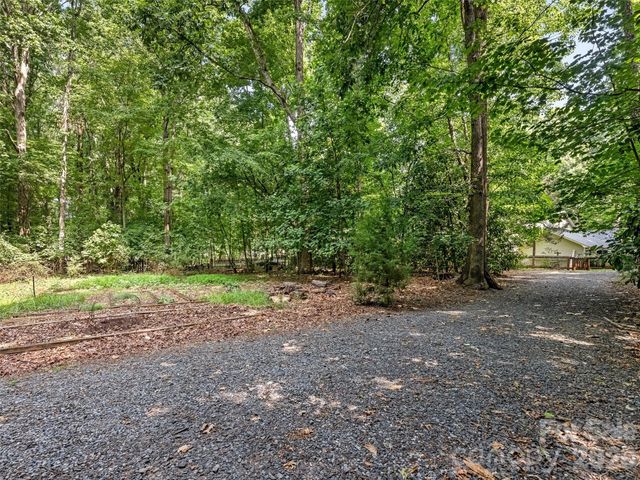 325 Stratfordshire Drive, Matthews, NC 28105