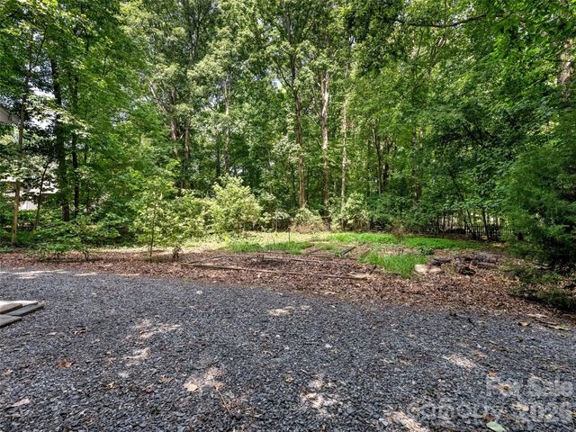 325 Stratfordshire Drive, Matthews, NC 28105