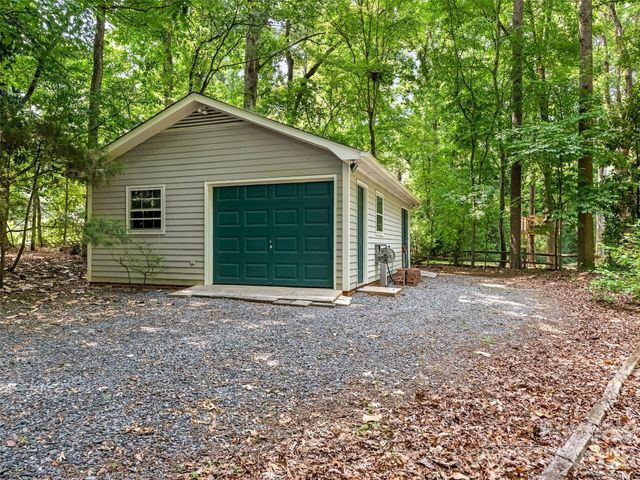 325 Stratfordshire Drive, Matthews, NC 28105