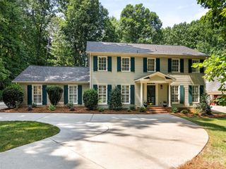 325 Stratfordshire Drive, Matthews, NC 28105
