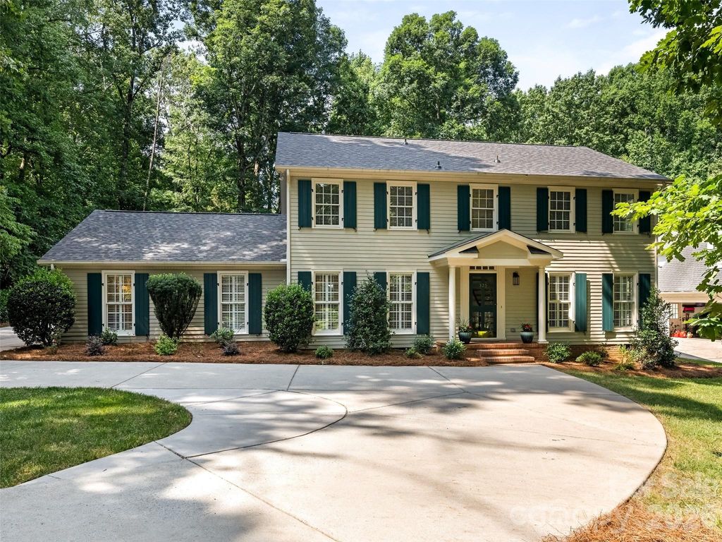 325 Stratfordshire Drive, Matthews, NC 28105