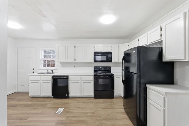 703-709 S Hydraulic St, Wichita, KS 67211