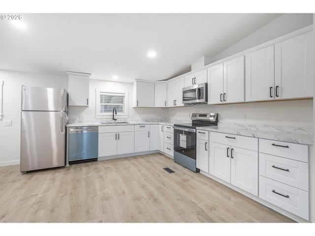 1282 E 3RD St, Lafayette, OR 97127