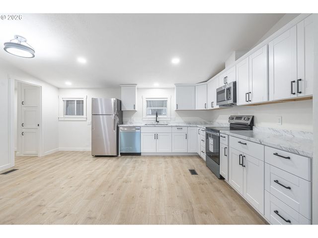 1282 E 3RD St, Lafayette, OR 97127