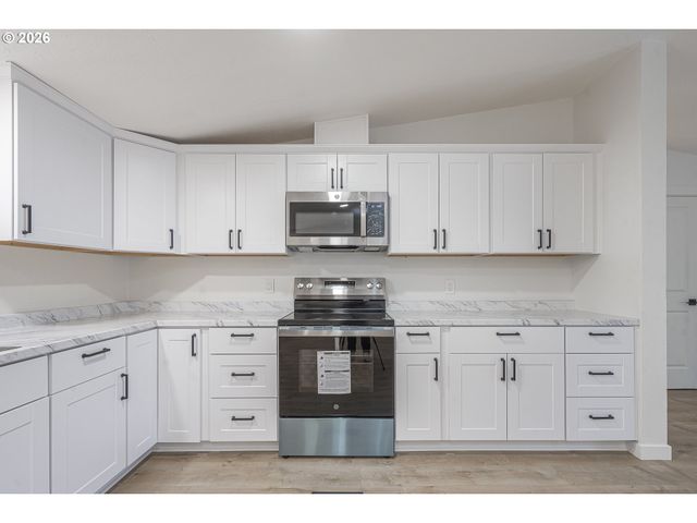 1282 E 3RD St, Lafayette, OR 97127