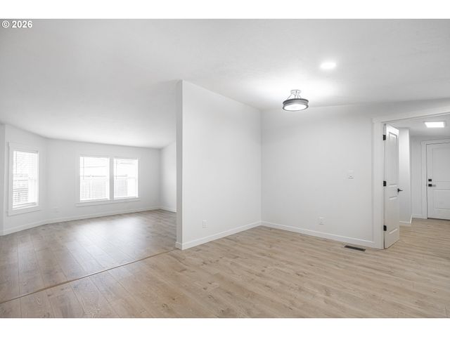 1282 E 3RD St, Lafayette, OR 97127